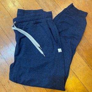 Vuori performance jogger in blue